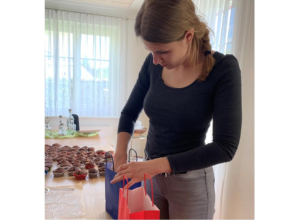 Junge Erwachsene beim Einpacken