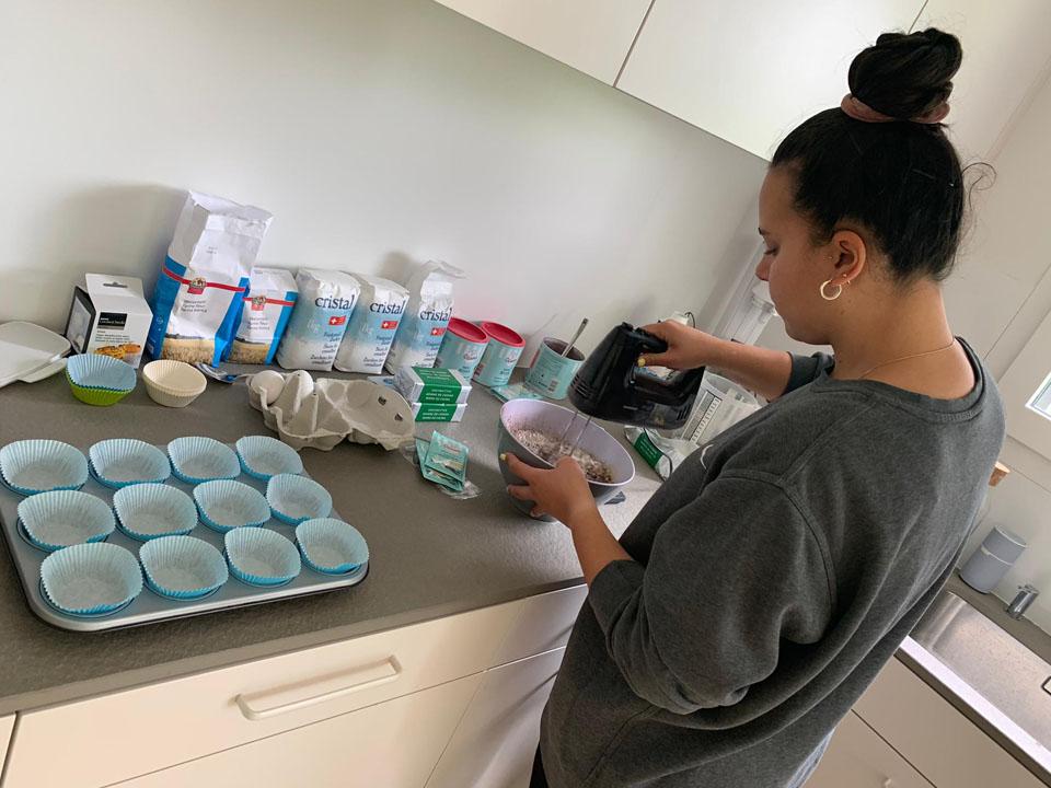 Junge Erwachsene beim Backen