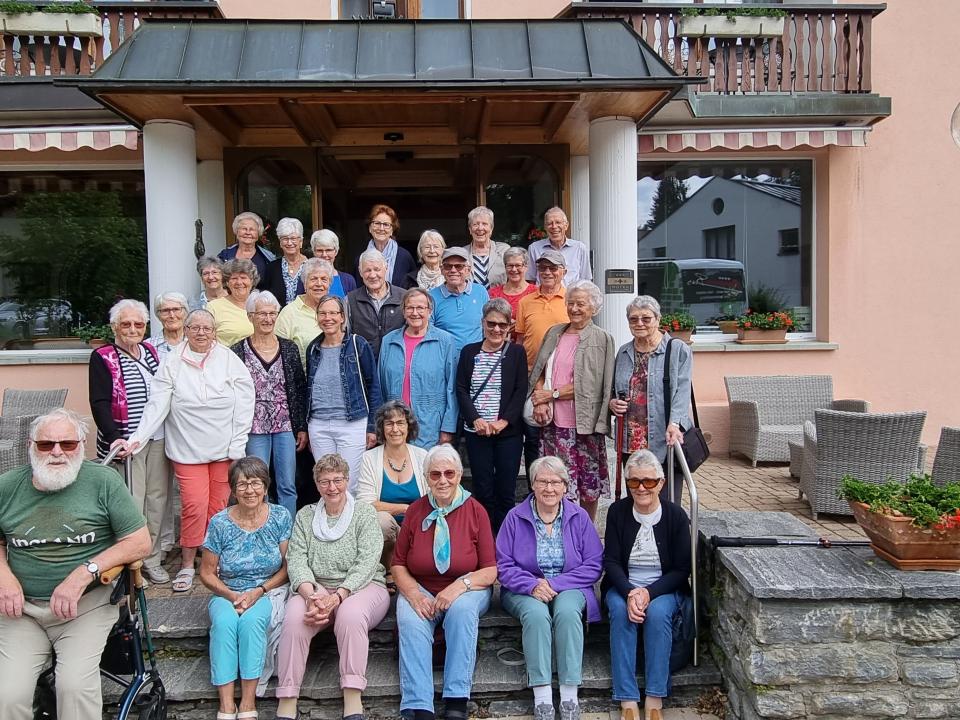 Eine frohe Gruppe Seniorinnen und Senioren in den Ferien in Flims.