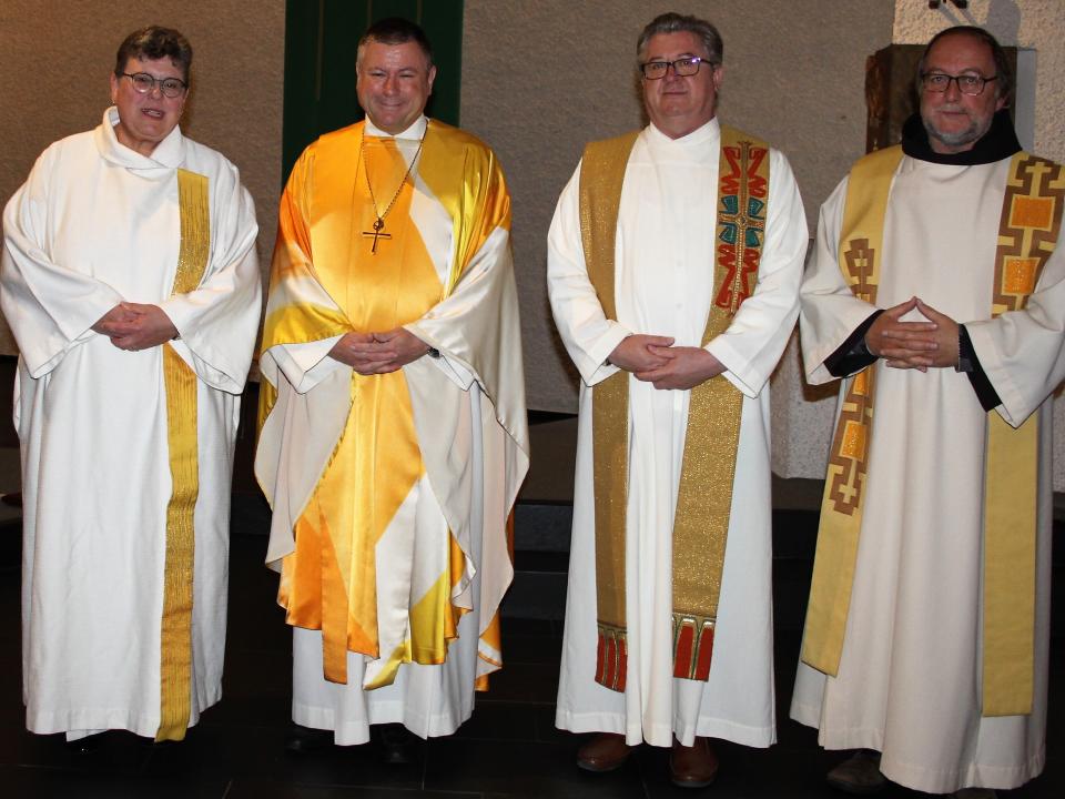 Bischofsvikar Hanspeter Wasmer setzt Barbara Weinbuch als Pastoralraumleiterin ein und Pater Jaroslaw als Leitender Priester