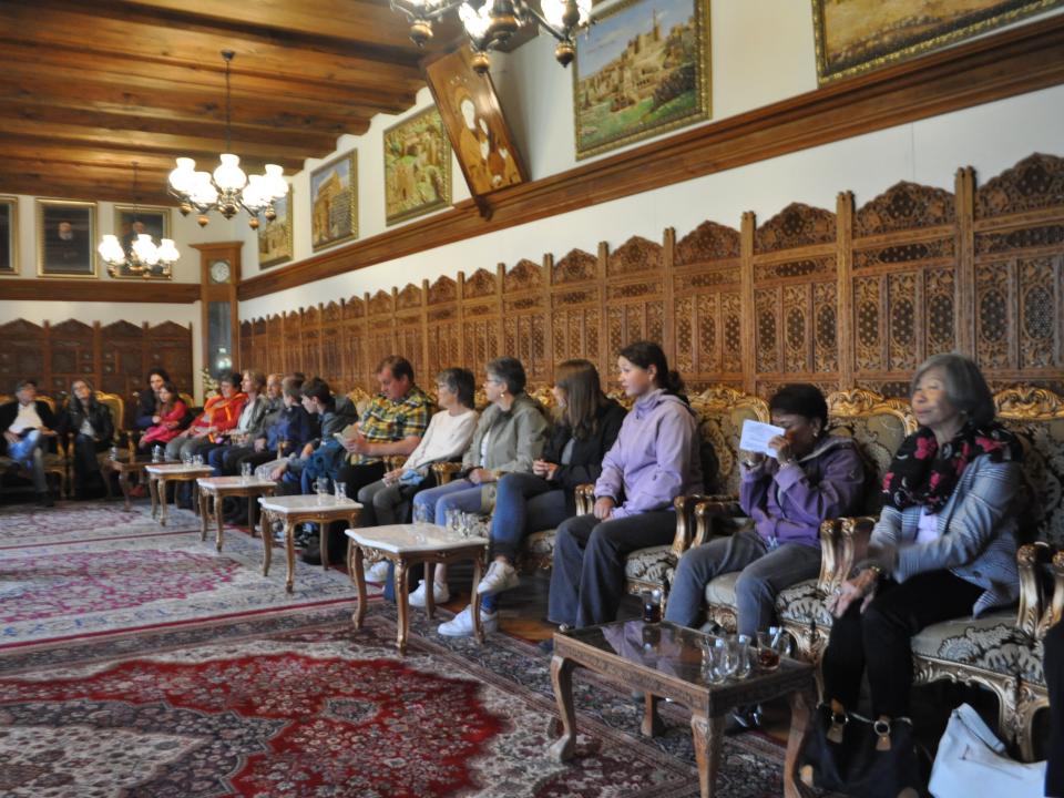 Willkommen im grossen Saal des Klosters
