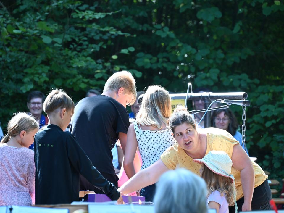 Kinder verteilen Samen