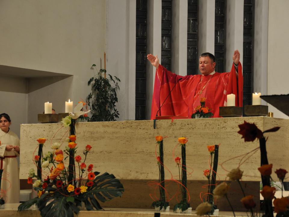 Firmspender Bischofsvikar Hanspeter Wasmer