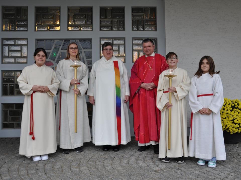 Ministranten, Gemeindeleiterin B.Weinbuch, Bischofsvikar HP.Wasmer