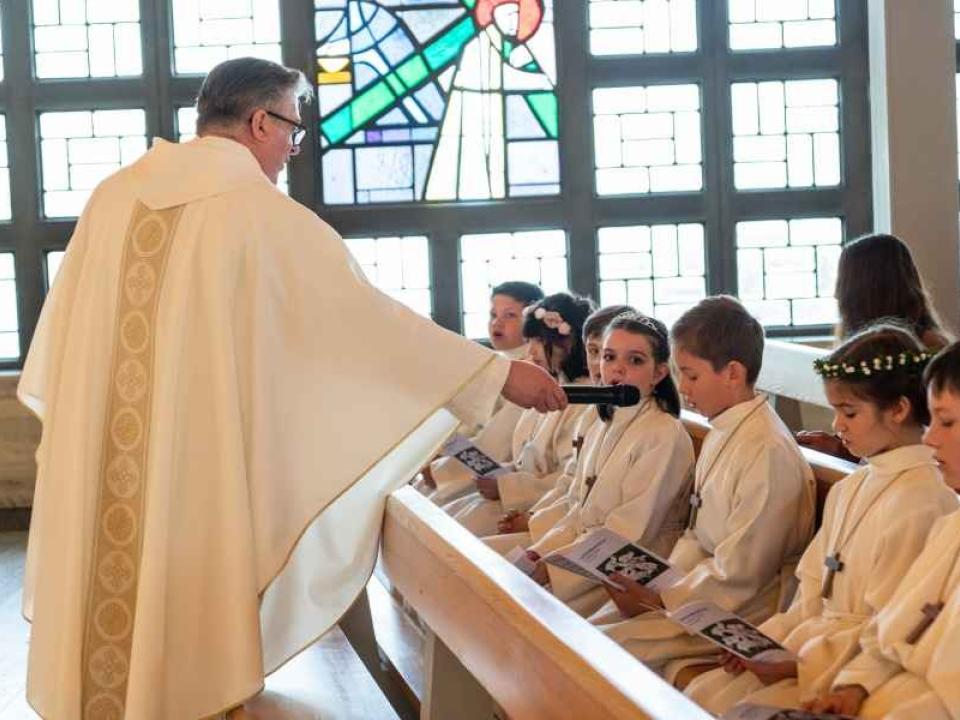 Pater Jaroslaw mit Kindern