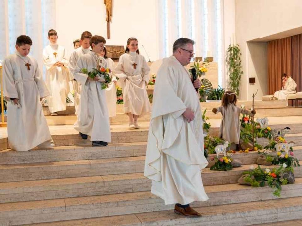 Pater Jaroslaw mit Kindern