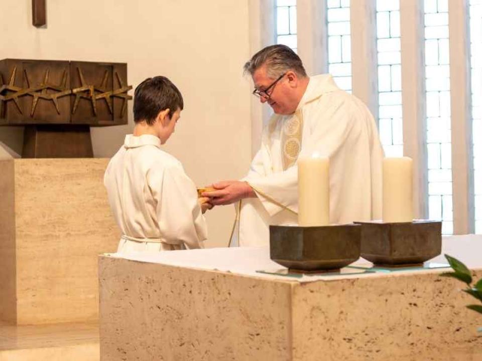 Pater Jaroslaw mit Kindern