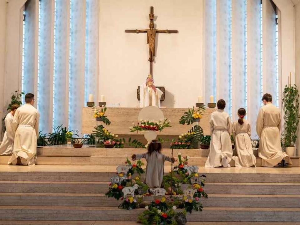 Pater Jaroslaw mit Kindern