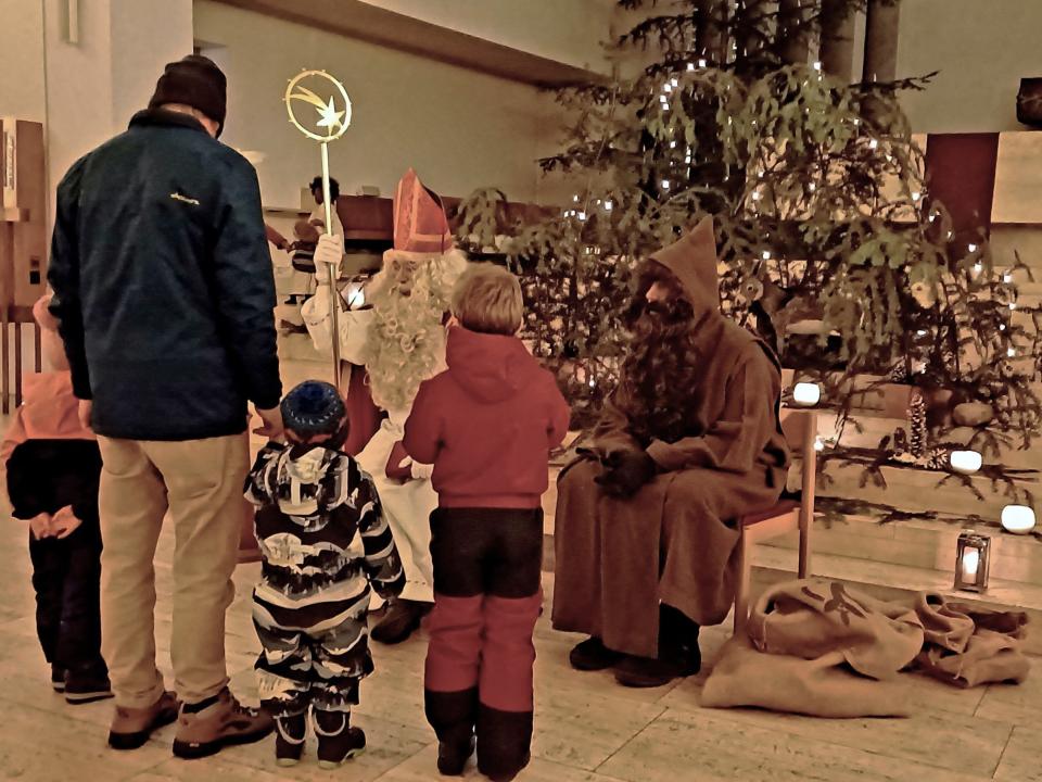 St. Nikoklaus und Schmutzli in der Kirche