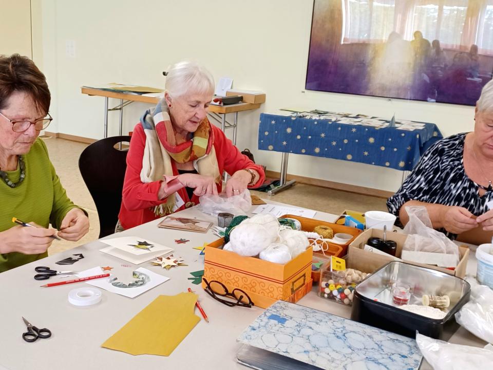 Gestalten von Weihnachtskarten und Engeln