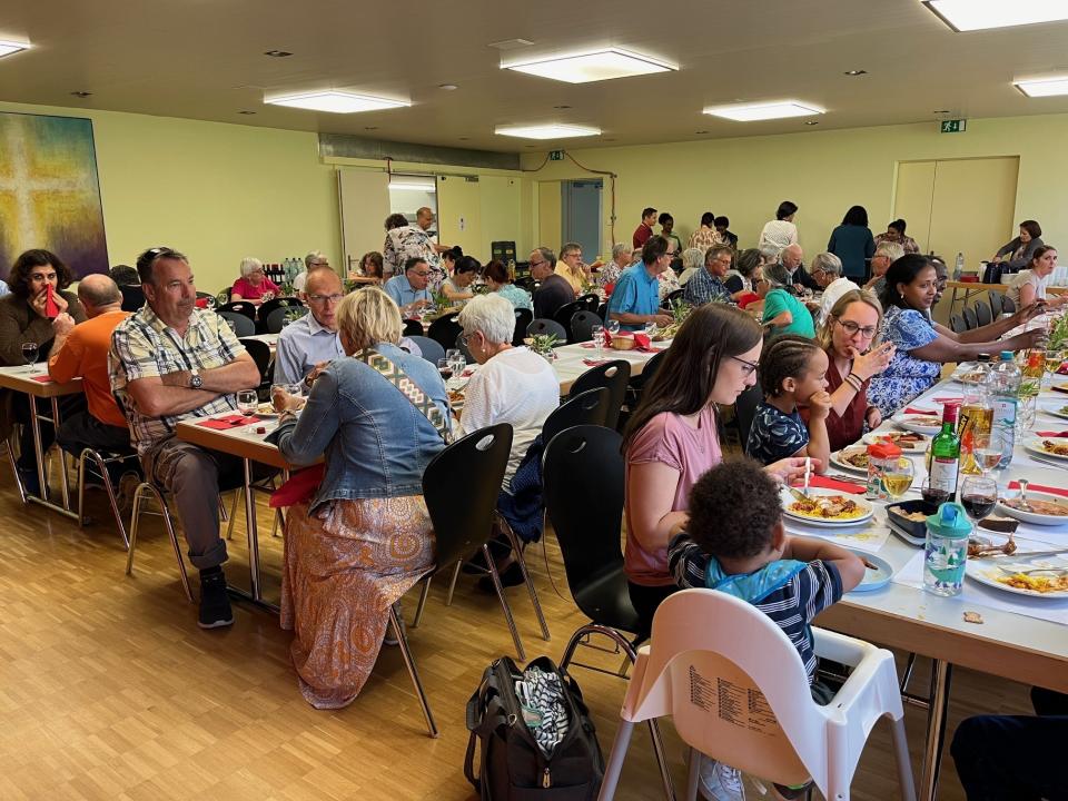 Gemeinsames Essen im Pfarreisaal