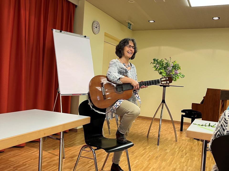 Marianne Hess eröffnet den Morgen mit einem Lied