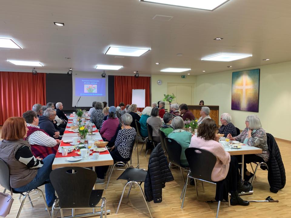 Besucherinnen lassen sich das Frühstück schmecken