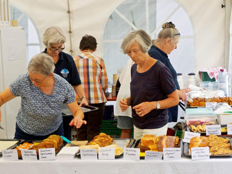 Mitglieder vom Frauenverein am Kuchenbuffet