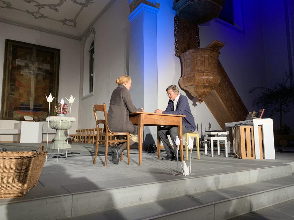 Deborah Bühlmann als Maria von Wedemeyer und Samuel Jersak als Dietrich Bonhoeffer