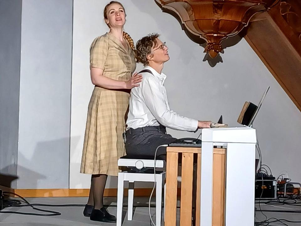 Deborah Bühlmann als Maria von Wedemeyer und Samuel Jersak als Dietrich Bonhoeffer