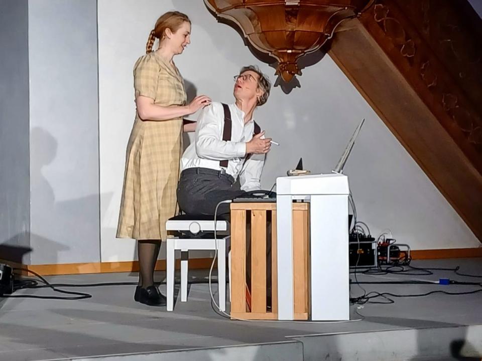 Deborah Bühlmann als Maria von Wedemeyer und Samuel Jersak als Dietrich Bonhoeffer