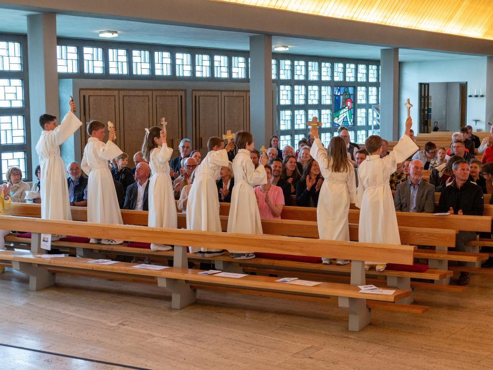 Kinder zeigen ihre Kreuze