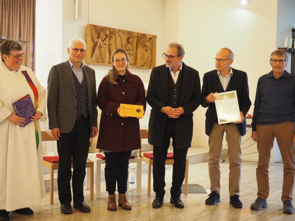 Dem Umweltteam wird das Zertifikat übergeben