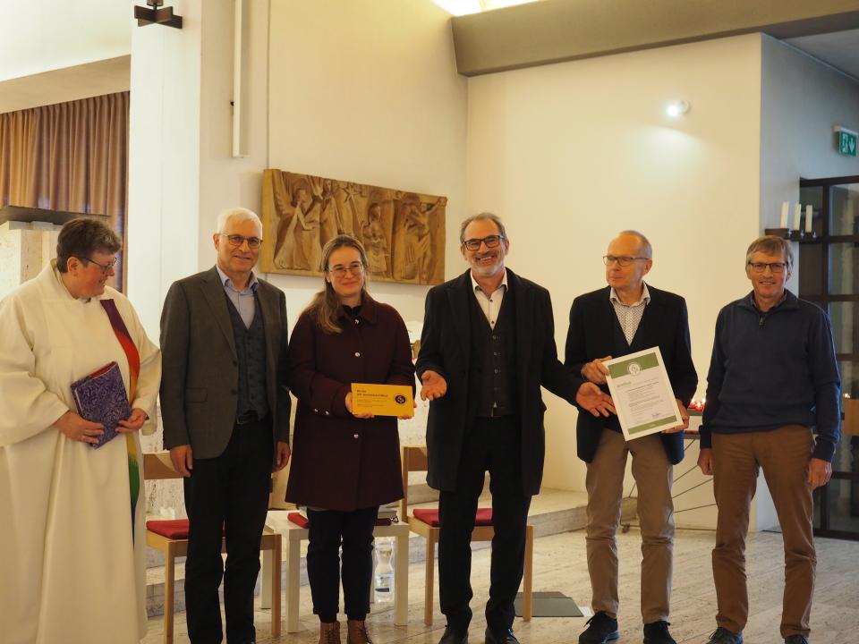 Zertifikatsübergabe ans Umweltteam