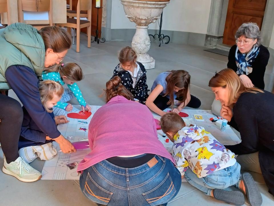 Kinder gestalten Herzen in der Feier