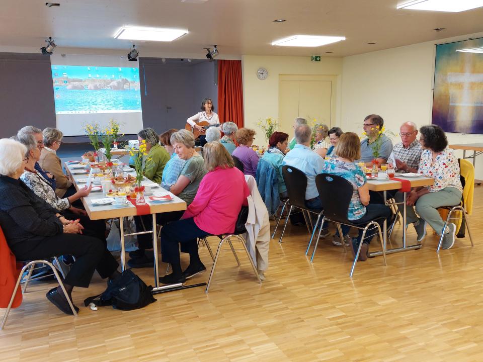 Zuhörende Vortrag Frühstückstreffen