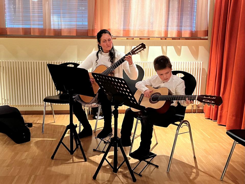 Gitarrenlehrerin Tanja Jankova mit einem Schüler