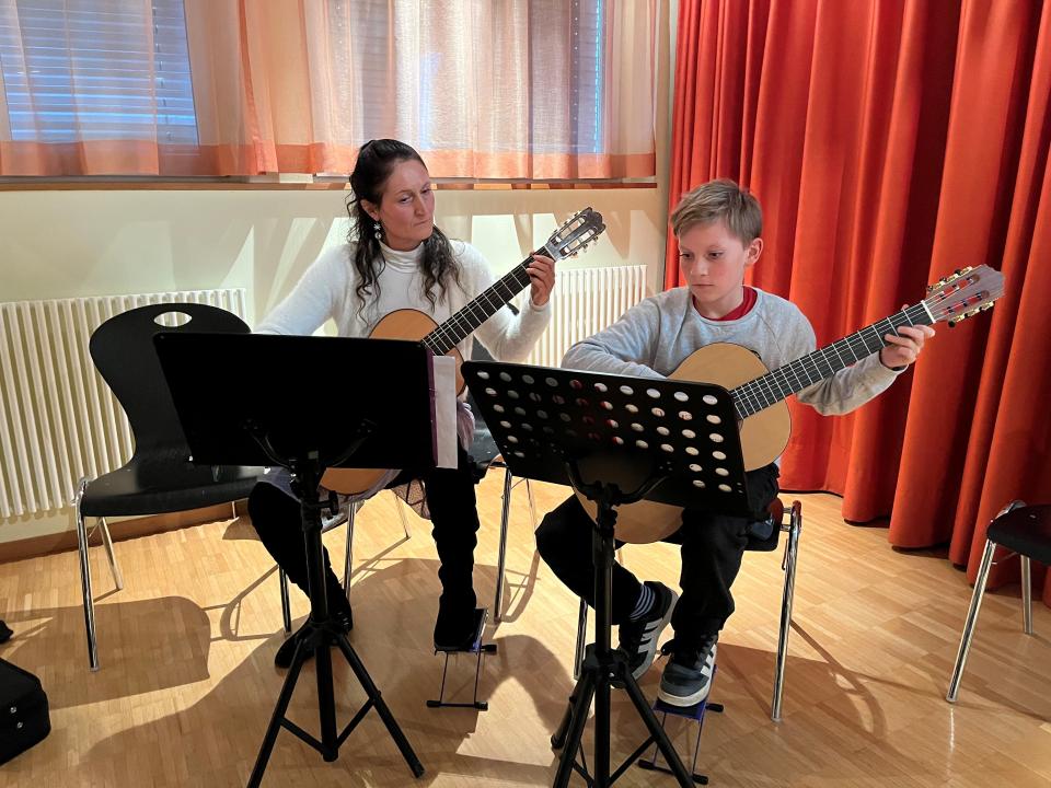 Gitarrenlehrerin Tanja Jankova mi einem Schüler