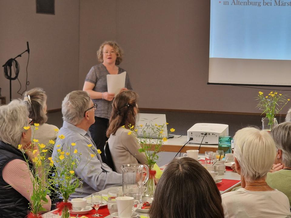 Ökum. Frühstückstreffen_Referentin und Teilnehmer