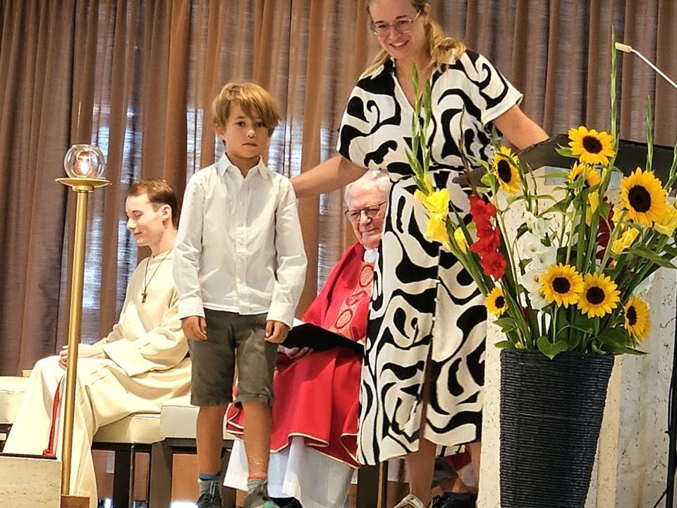 Der neue Ministrant Matteo Aloe mit Seelsorgemitarbeiterin Agnieszka Capt