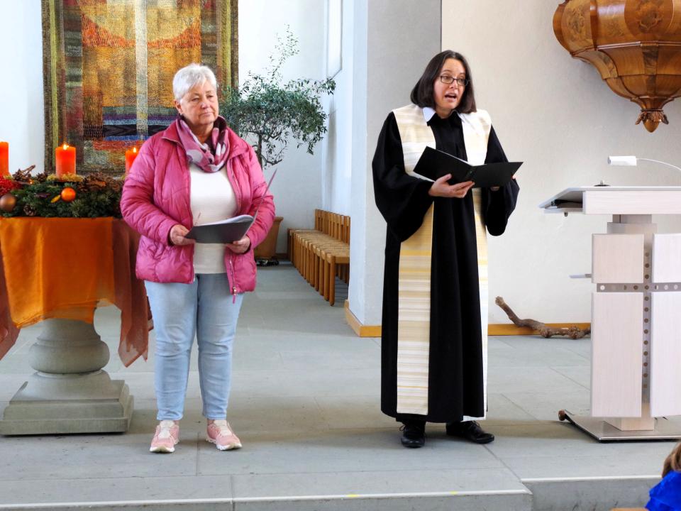 Pia Holenstein und Pfr. Bettina Kindschi bei der Aussendungsfeier