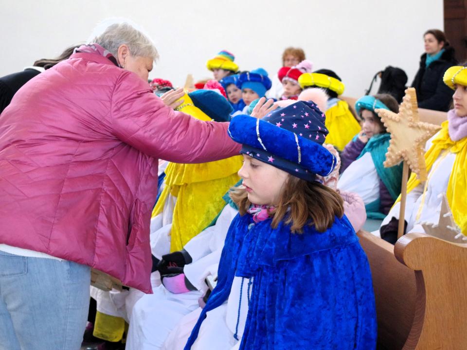 Pia Holenstein segnet die Kinder