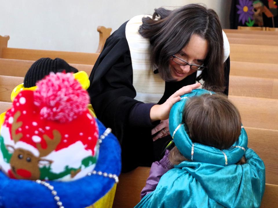 Bettina Kidschi segnet die Kinder