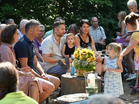 Kinder bereiten Freude mit Samen