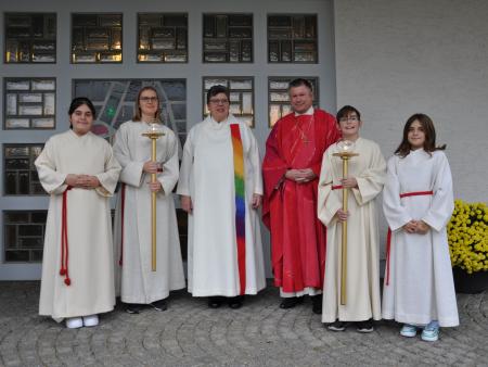 Ministranten, Gemeindeleiterin B.Weinbuch, Bischofsvikar HP.Wasmer