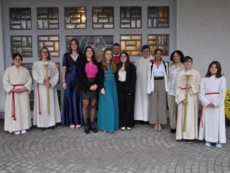 Firmgruppe mit Zelebranten