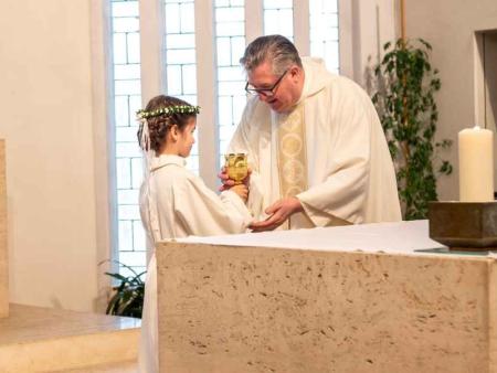 Pater Jaroslaw mit Kindern