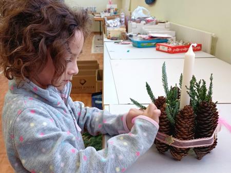 Ganz vertieft in die Arbeit