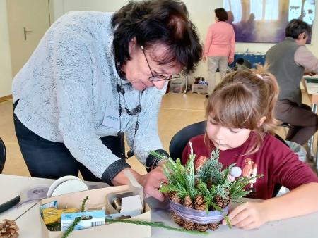 Binden von Adventsgesteck