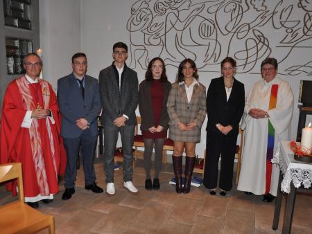 Gruppenbild mit Firmanden, Paten, Firmspender und Gemeindeleiterin