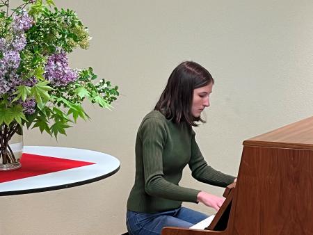 Vasylysa Balchos am Klavier