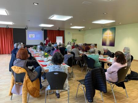 Besucherinnen lassen sich das Frühstück schmecken