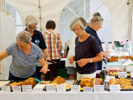 Mitglieder vom Frauenverein am Kuchenbuffet