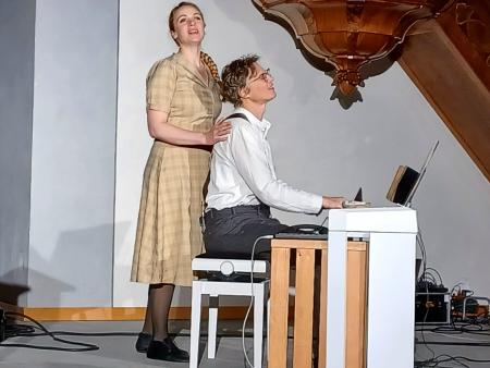 Deborah Bühlmann als Maria von Wedemeyer und Samuel Jersak als Dietrich Bonhoeffer