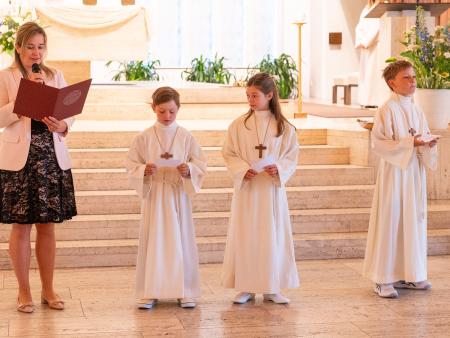 Kinder wirken in der Feier mit