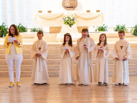 Kinder wirken in der Feier mit