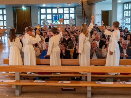Kinder zeigen ihre Kreuze