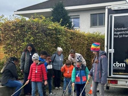 Blinden-Erlebnismobil an der Kirche Kunterbunt