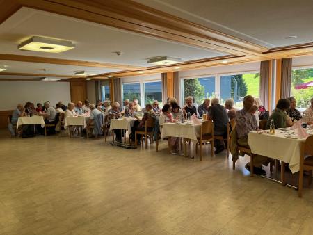 Mittagessen in Stump's Alperose