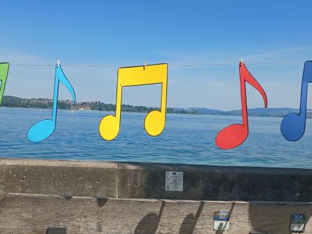 Hitziger Gottesdienst am See mit viel Musik